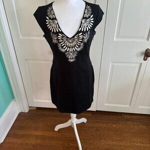 Laundry By Shelly Segal Size 8 V-Neck Black Dress With White and Gold Pattern
